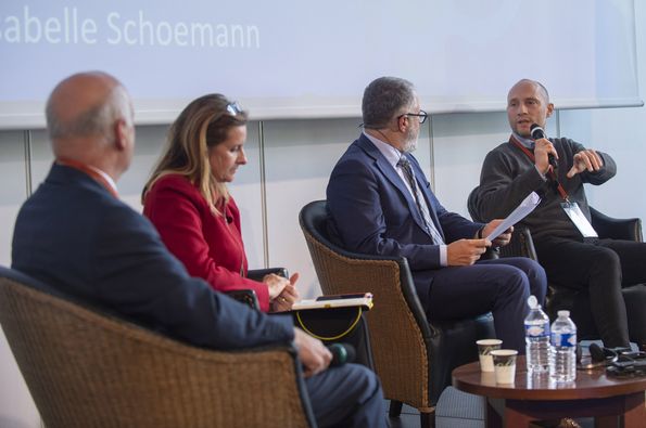 Christoph Preuße, Isabelle Schoemann, moderator Paul de Brem and Jörg Firnkorn discuss AI during the round table 