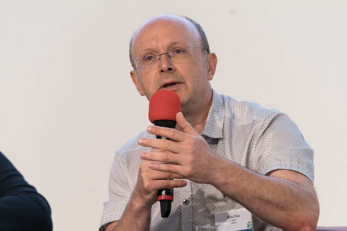 Éric Faé (INERIS) talking during the panel discussion