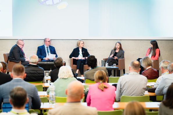 Panel discussion with moderator Jan Erola, Esa Kivisoja, Finnish Work Safety Association, Ewa Zielińska, Polish Committee for Standardization, Nastazja Potocka-Sionek, University of Luxemburg and  Katrin Behnke, European Trade Union Confederation (ETUC) 