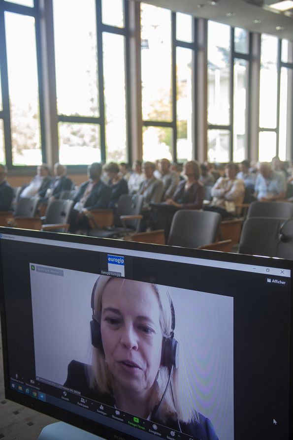 Victoria Piedrafita gives a presentation on "Machinery regulation: a tool contributing to ensure Artificial Intelligence safe machines" via video call