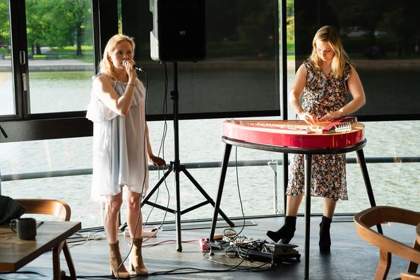 Singer and kantele player during conference dinner 